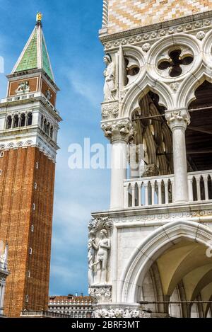 Piazza San Marco (Markusplatz`s) mit Campanile und Dogenpalast`s Venedig, Italien. Dies ist der Hauptplatz von Venedig. Stockfoto